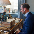 19. november: Kronprins Haakon møter ordførere digitalt fra hjemmekontoret på Skaugum. Foto: Det kongelige hoff